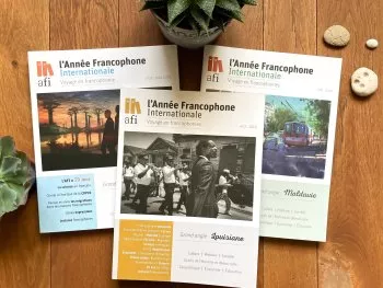 Livres sur un bureau pour la création de documents de communication